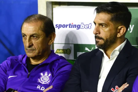 Emiliano exalta Abel, celebra triunfo do Corinthians sobre o Palmeiras e declara: "Soubemos atuar"