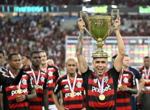 Araújo explica gesto de tatuagem e responde a Mano: "Não sou menino"