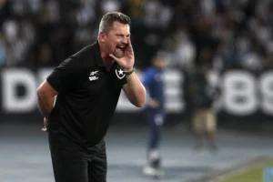 Fábio Matias celebra conquista da Libertadores com medalha do Botafogo e agradece a Textor