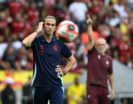 Filipe Luís ergue o terceiro troféu pelo Flamengo em seis meses