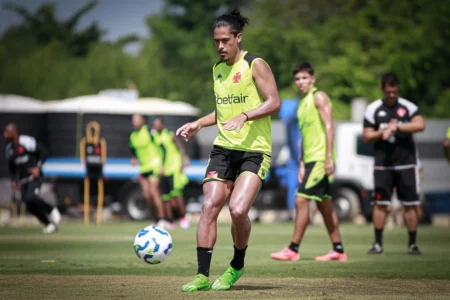 Vasco: Torcida escolhe Lemos para o time titular e debate João Victor versus Lucas Freitas