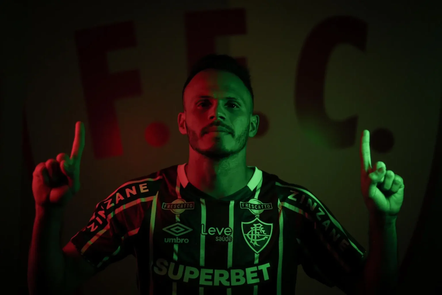 Renê, Multicampeão no Flamengo, Assume Esperança no Fluminense para Substituir Fuentes no Fla-Flu