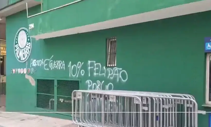 Pichações em muros do Palmeiras após derrota no clássico: "Acorda, é guerra"