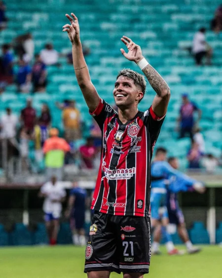 Vitória contrata Felipe Cardoso, sobrevivente da tragédia do Ninho do Urubu.