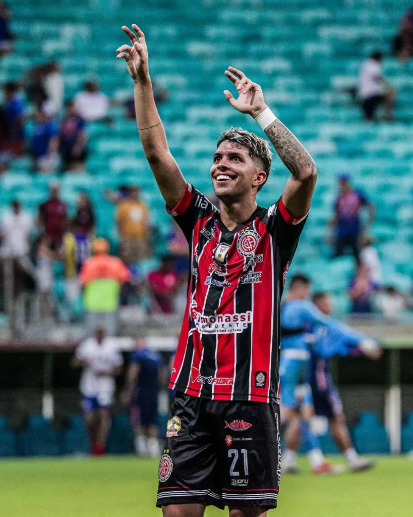 Vitória contrata Felipe Cardoso, sobrevivente da tragédia do Ninho do Urubu.