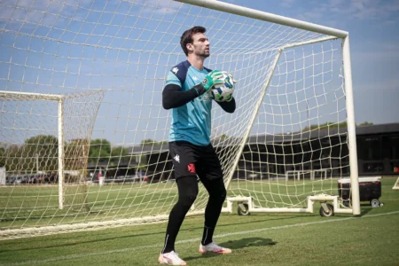 Meta de Léo Jardim: Vasco pode renovar contrato automaticamente
