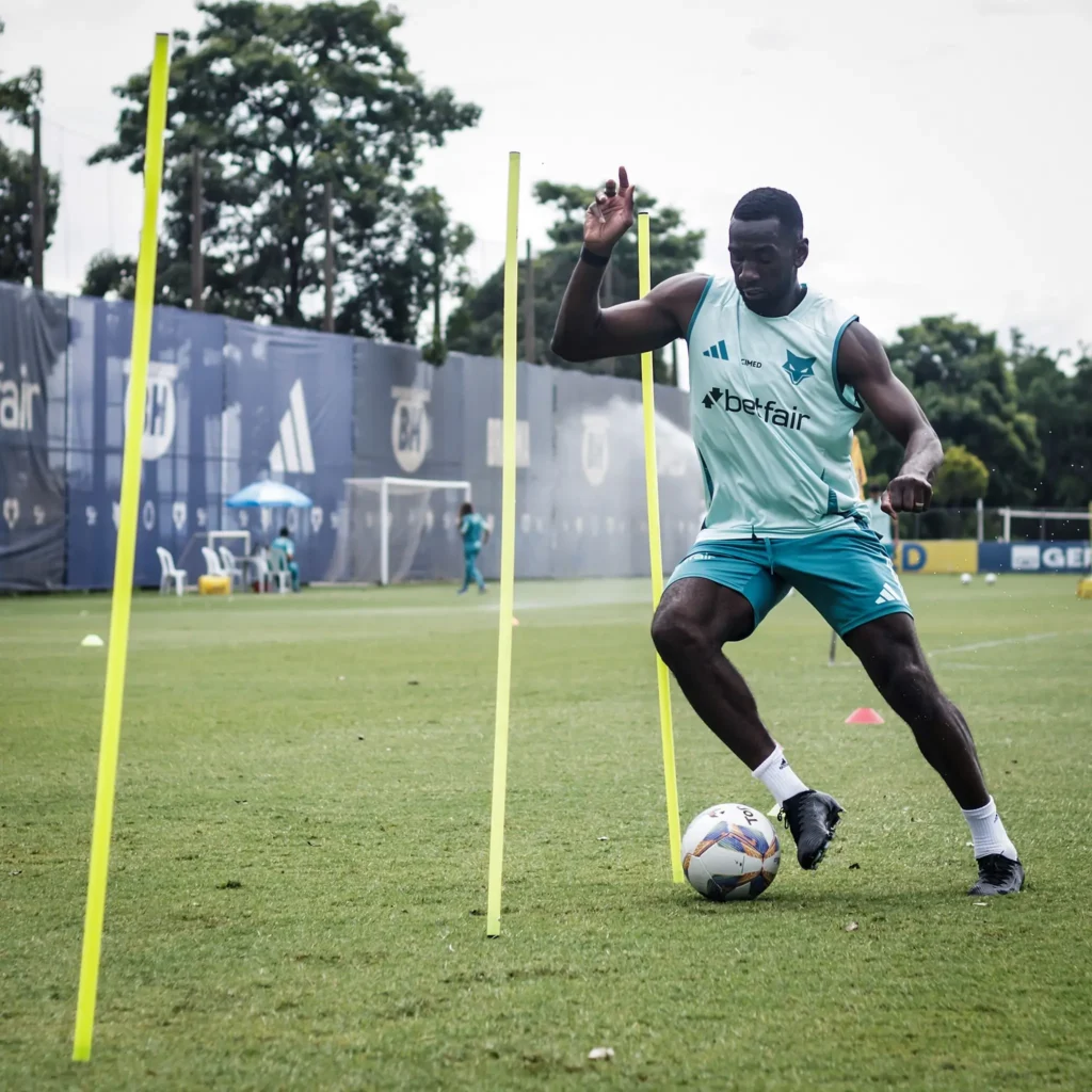 Bolasie cumpre plano individualizado no Cruzeiro e se afasta de treino para regularizar visto