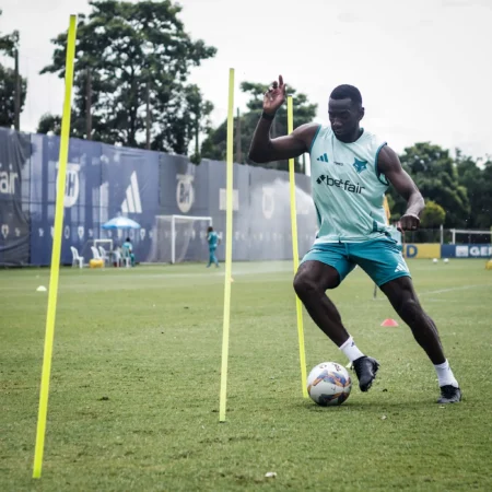 Bolasie cumpre plano individualizado no Cruzeiro e se afasta de treino para regularizar visto