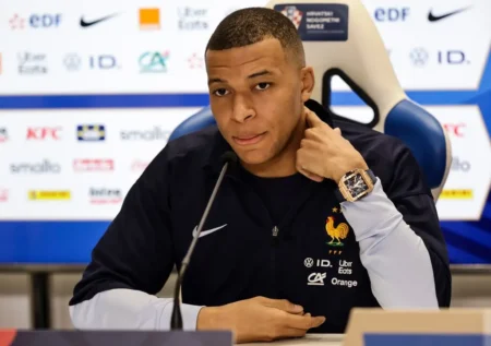 Mbappé repudia insultos racistas a defensor da França: "Patético, nada muda"