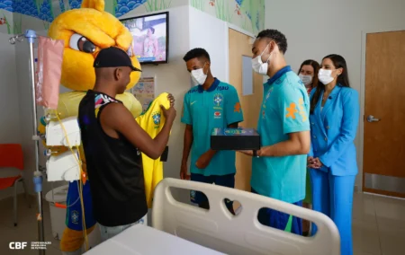 Estêvão e Matheus Cunha, da Seleção, em visita ao Hospital da Criança de Brasília