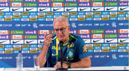 Dorival cobra punição a atos racistas e critica declaração de presidente da Conmebol