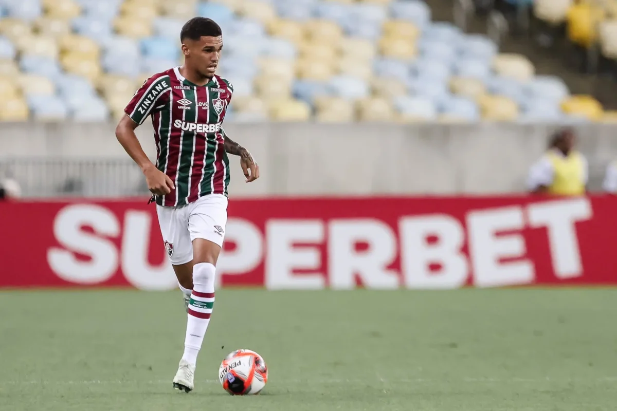 Riquelme Afastado: Lesão no Joelho o Tirará do Fluminense por Dois Meses