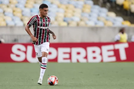 Riquelme Afastado: Lesão no Joelho o Tirará do Fluminense por Dois Meses