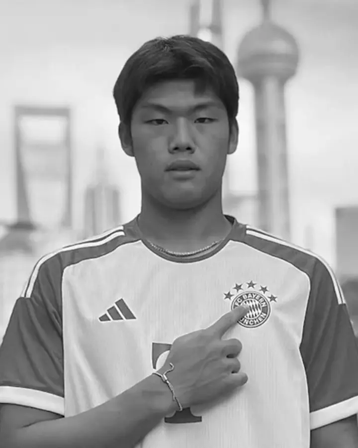 Tragédia no futebol: Jovem chinês de 18 anos falece após choque em campo.
