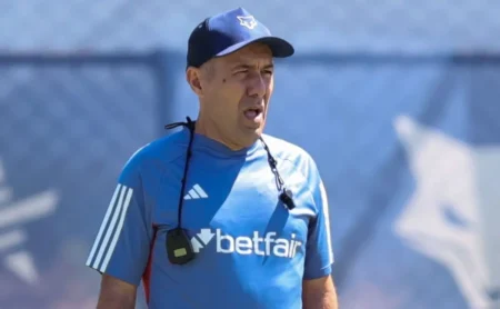 Cruzeiro: Leonardo Jardim revela escalação inicial e destaca o progresso da equipe