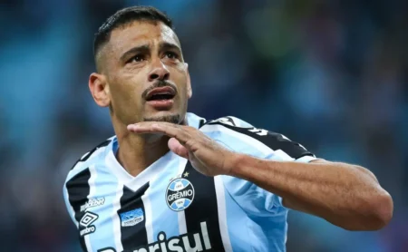 Diego Souza: Internacional se mostrou superior ao Grêmio em atitude, diz jogador.