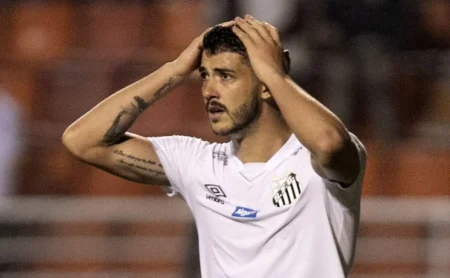 Santos considera retorno de Alex após empréstimo à Portuguesa, sem Gustavo Henrique