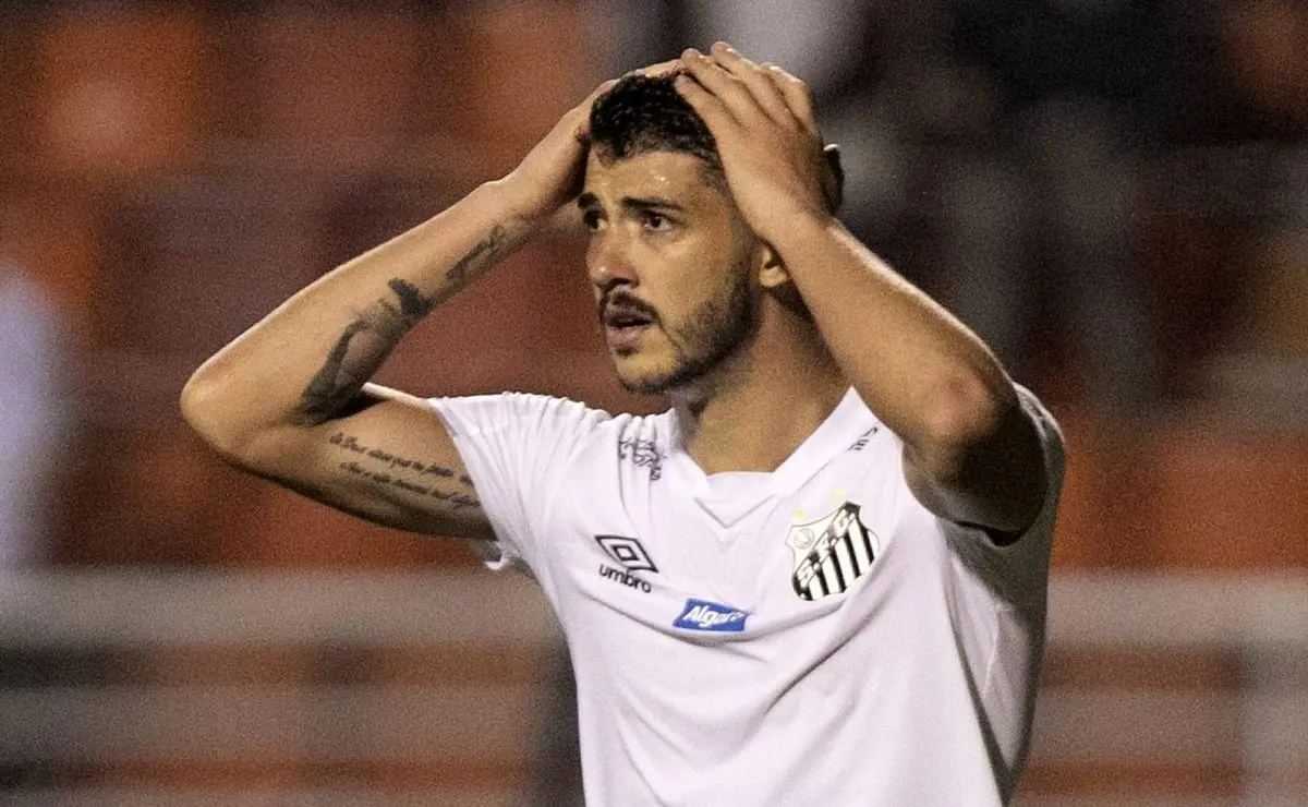 Santos considera retorno de Alex após empréstimo à Portuguesa, sem Gustavo Henrique