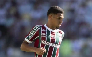 Riquelme Evita Cirurgia, Mas Presença no Mundial é Incerta