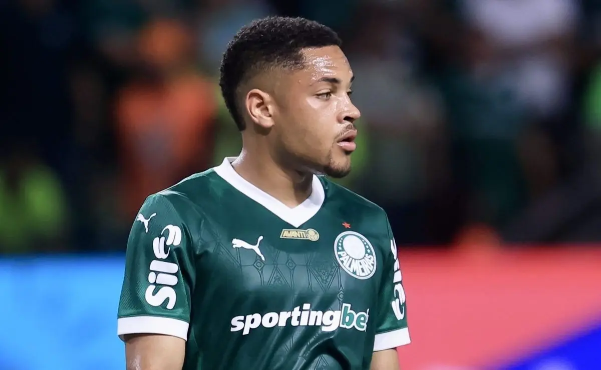 Rivellino critica erro de Abel Ferreira no Palmeiras que afeta Vitor Roque: “não consegue…”