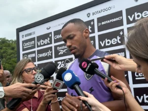 Marlon Freitas analisa aprendizados com títulos não conquistados e confia no Botafogo diante do favoritismo