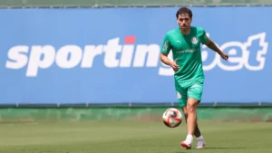 Maurício se aproxima do retorno ao Palmeiras após treinar com o elenco