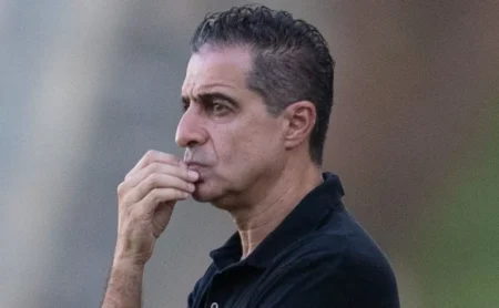 Comparativo: Comentarista analisa Renato Paiva e Artur Jorge no Botafogo