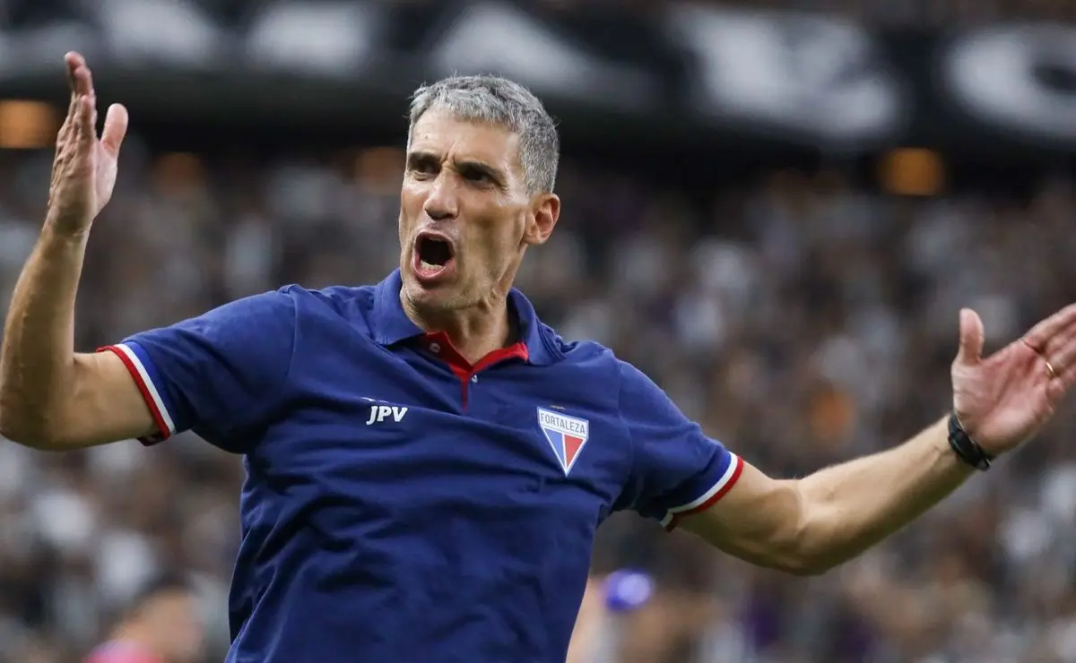 Vojvoda renova com o Fortaleza após turbulência e tem aprovação total da torcida vascaína
