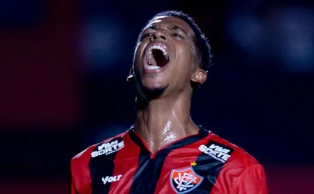Carlinhos Enfrenta Desafios no Vitória Dois Meses Após Saída do Flamengo e Gera Críticas da Torcida