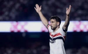 São Paulo: Treino Esportivo Intenso e Quase Golaço de Bicicleta de Calleri
