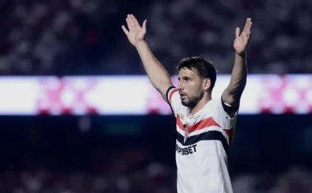 São Paulo: Treino Esportivo Intenso e Quase Golaço de Bicicleta de Calleri