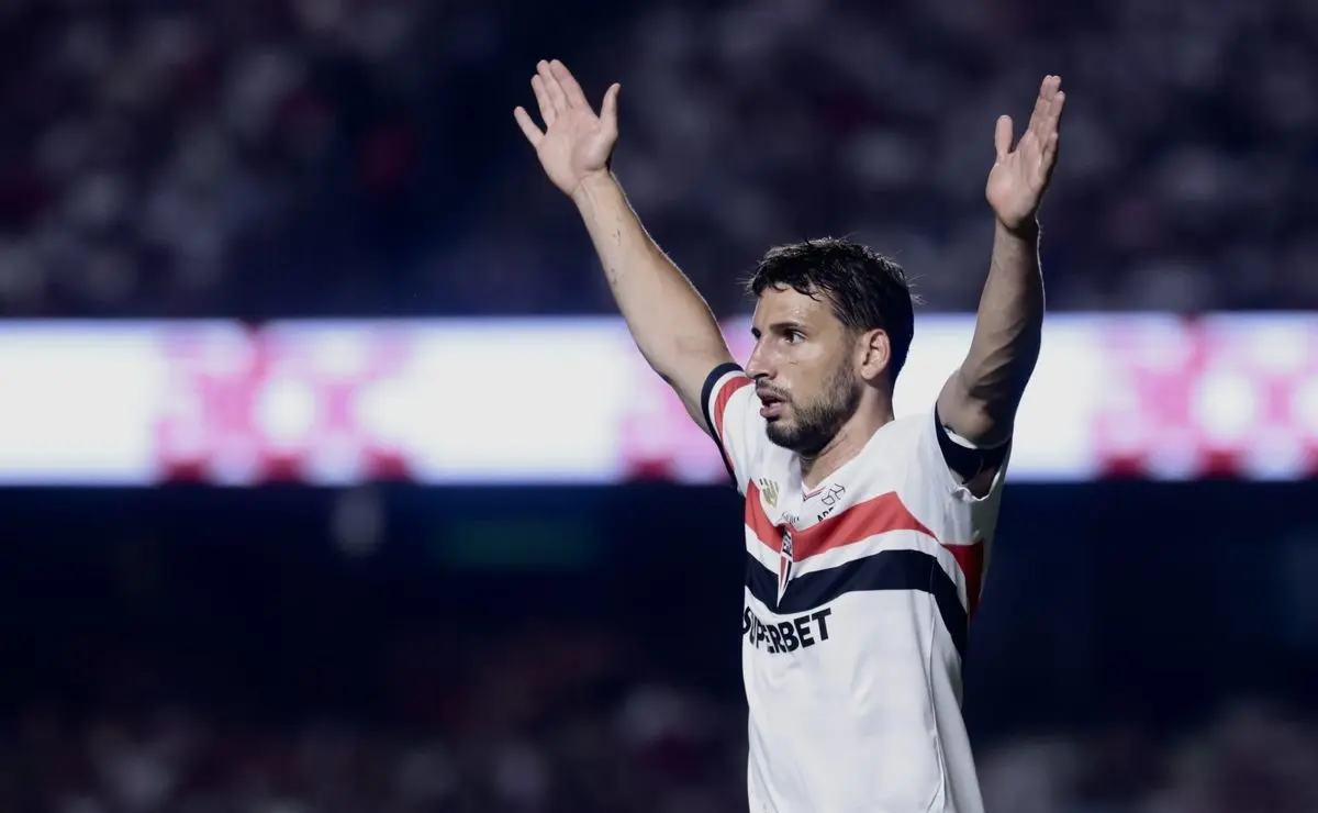 São Paulo: Treino Esportivo Intenso e Quase Golaço de Bicicleta de Calleri
