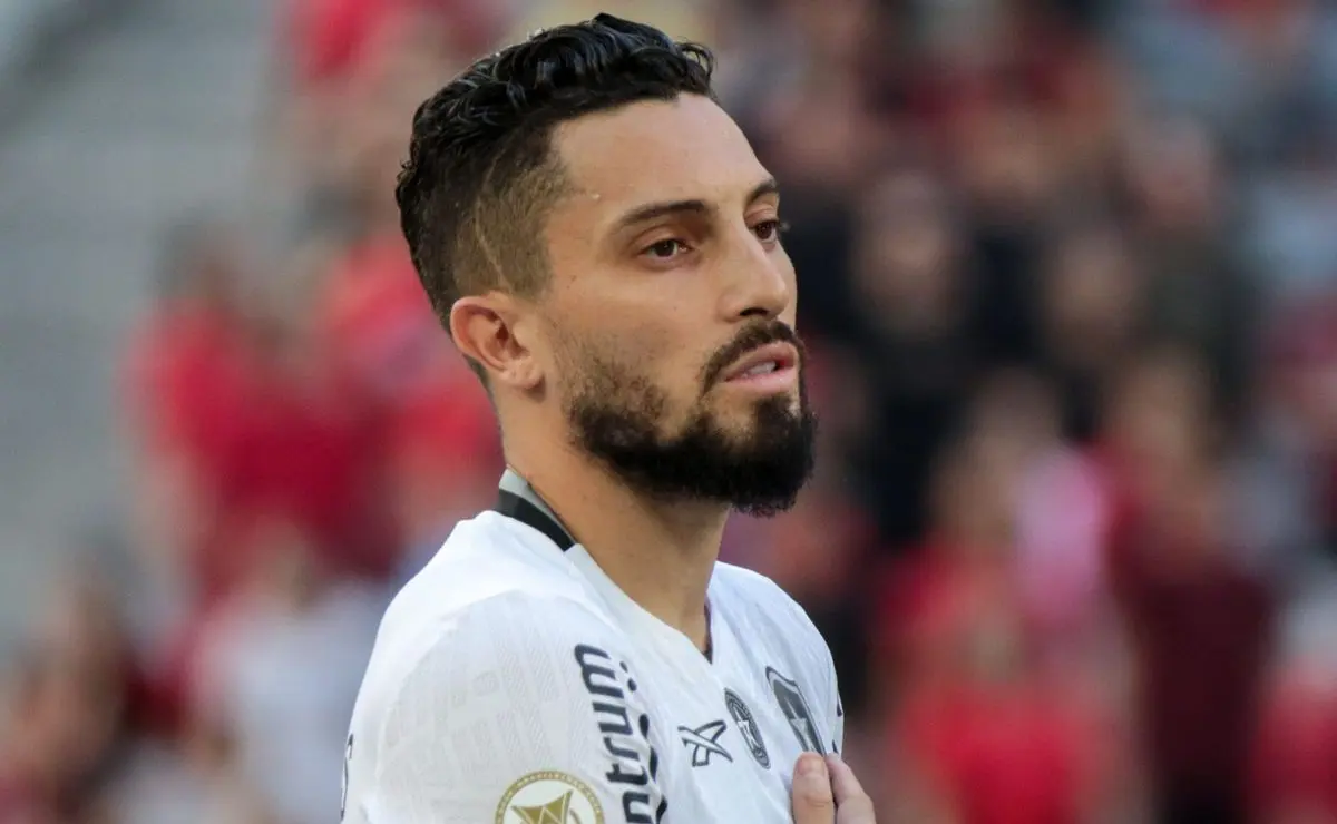 Alex Telles almeja retorno à Seleção Brasileira: "Compromisso diário"