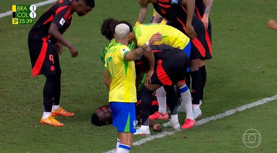 Colombiano desmaia após choque com Alisson