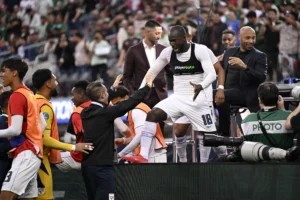 Emoção em campo: panamenho celebra gol com reverência a Henry em vídeo