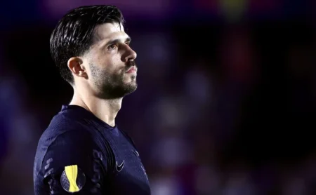 Um mês sem atuar: Héctor Hernández ausente no Corinthians.