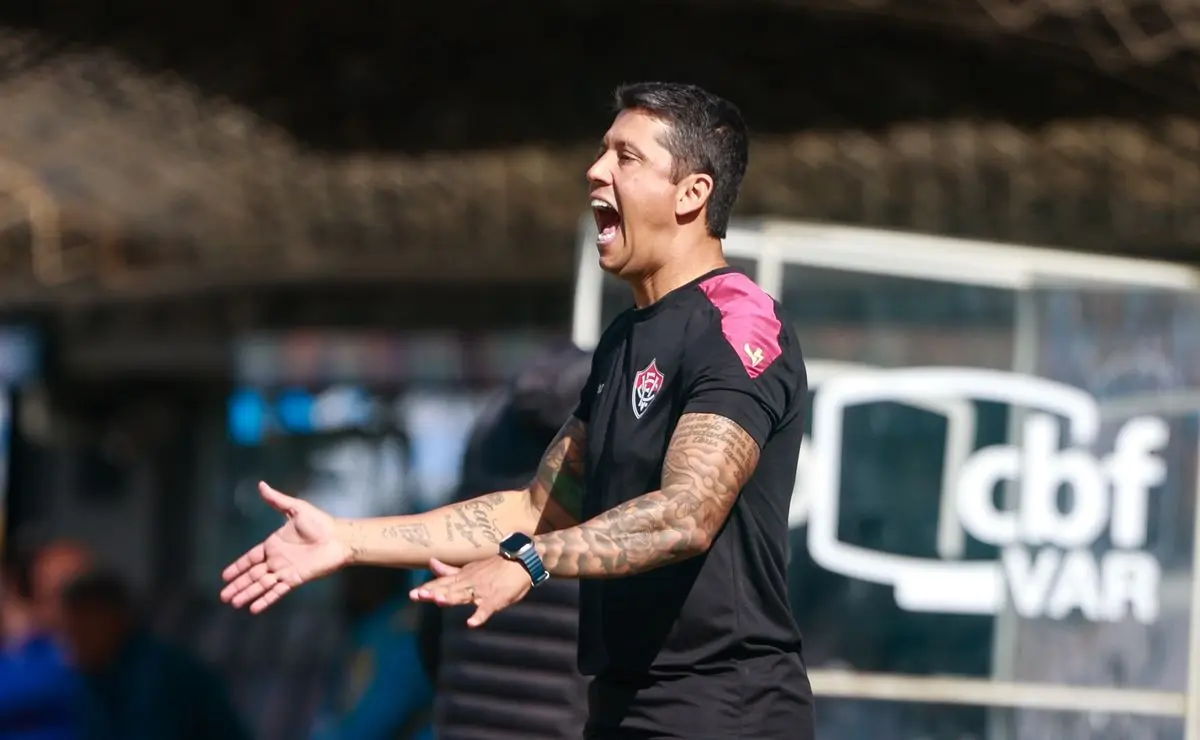 São-paulinos criticam postura de Thiago Carpini em jogo contra o Bahia.