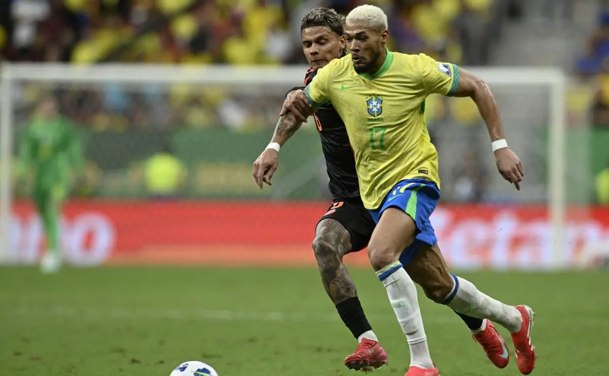 Torcida pede Joelinton fora da seleção brasileira contra a Argentina: "Fraco"