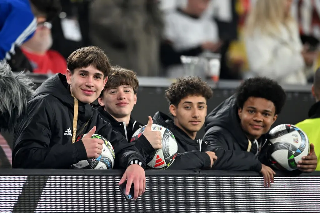 Gandula do gol inusitado em Alemanha x Itália recebe bola autografada por Kimmich