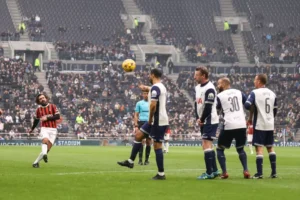 Pirlo Brilha e Converte Golaço em Amistoso de Lendas do Milan