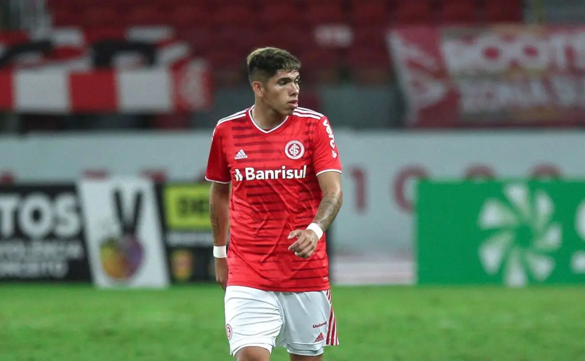 Polêmica Extracampo: A Trajetória de Carlos Palacios no Boca Juniors Após Passagem pelo Internacional