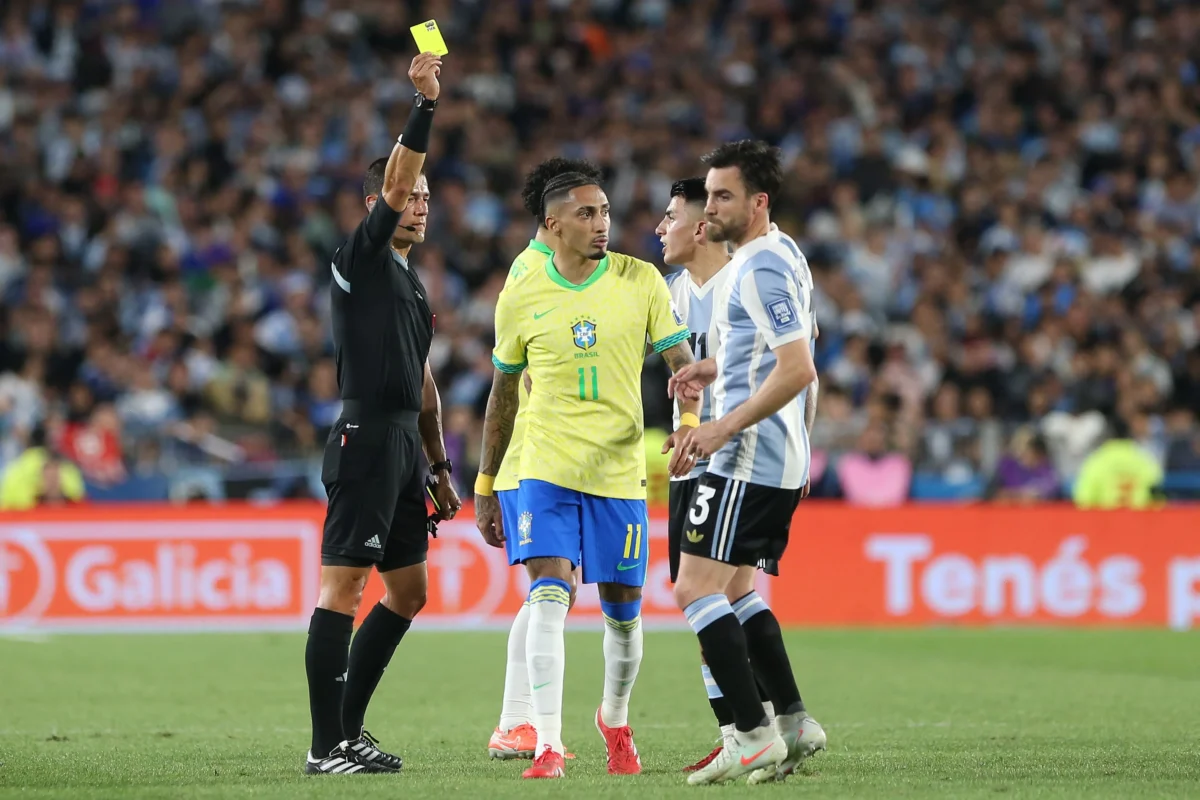 Raphinha e Scaloni: o abraço que conquistou a web (e a foto)