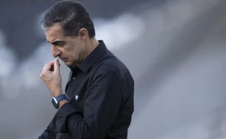 Botafogo: Renato Paiva revela condições de Bastos e Savarino para duelo com o Palmeiras