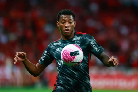 Flamengo: De La Cruz e Matías Viña em campo visando estreia
