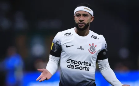 Depay Decide: Corinthians e Augusto Melo Discutem Renovação