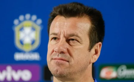 Dunga defende técnicos brasileiros e expõe suposto uso de estrangeiros como "escudo" pela CBF.