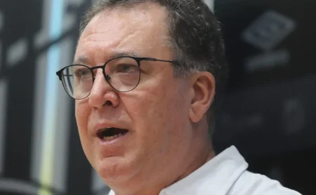 PVC diz que demissão de Pedro Caixinha por Marcelo Teixeira após derrota do Santos não ocorrerá