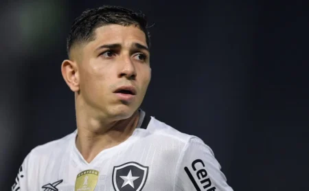 Savarino e Botafogo: Perda de titular para a Libertadores preocupa Renato Paiva