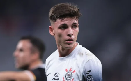 Breno Bidon entre os garçons do Corinthians em 2025