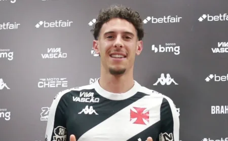 Vasco mira reforços: além de Nuno Moreira e Loide Augusto, clube busca mais dois atacantes